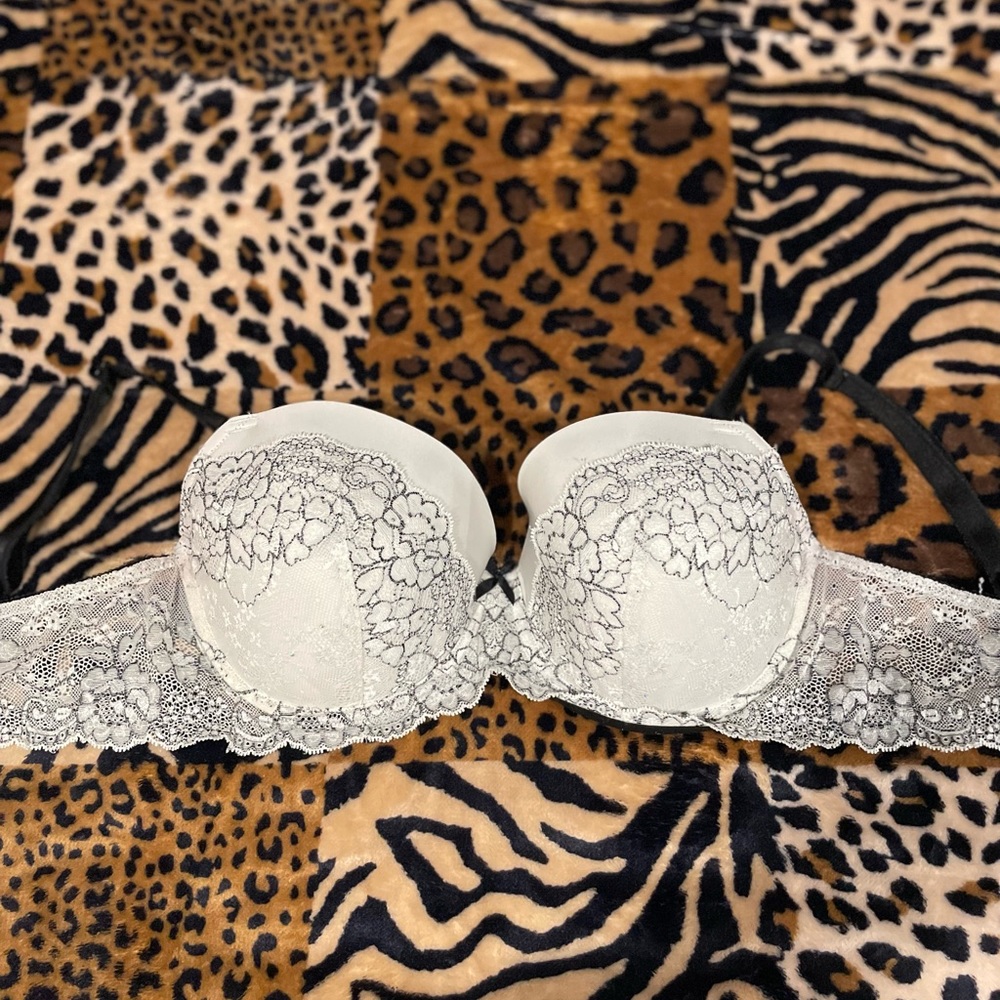 Victoria’s Secret dream angels 36 DD bra, white and black lace
